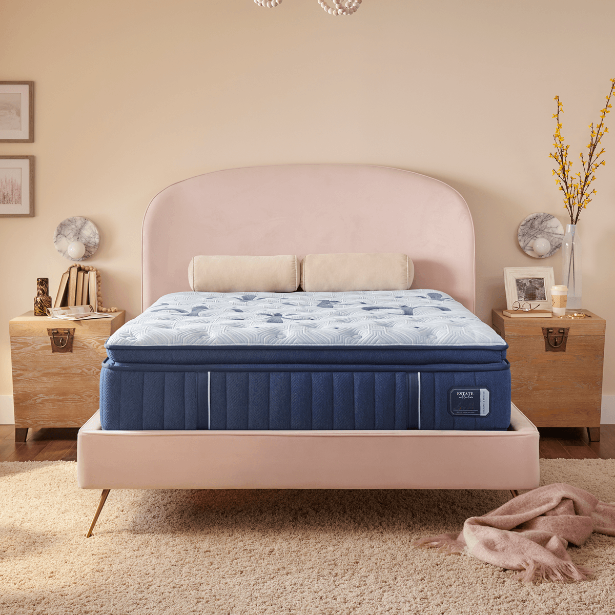 Colchón Stearns & Foster Estate Euro Pillow Top en un dormitorio decorado, vista frontal