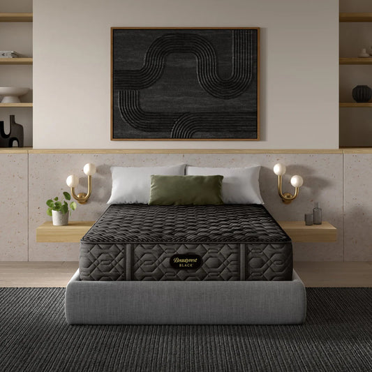 Colchão cinza sobre uma cama em um quarto moderno com arte abstrata e prateleiras.