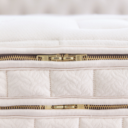 Zippered pillow top compartment of the Naturepedic EOS Pillow Top Organic Mattress