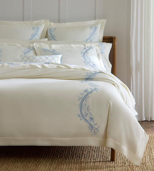 Ropa de cama SFERRA sobre una cama tendida en un dormitorio