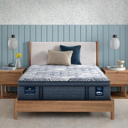 Colchón Serta Perfect Sleeper Pro Edinburgh Plush Pillow Top en un dormitorio