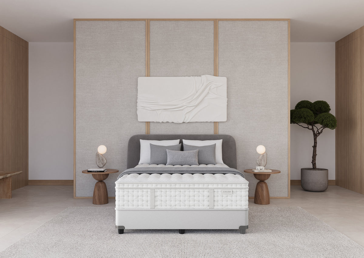Colchão Aireloom Preferred Timeless Odyssey Euro Top Plush em um quarto, vista frontal