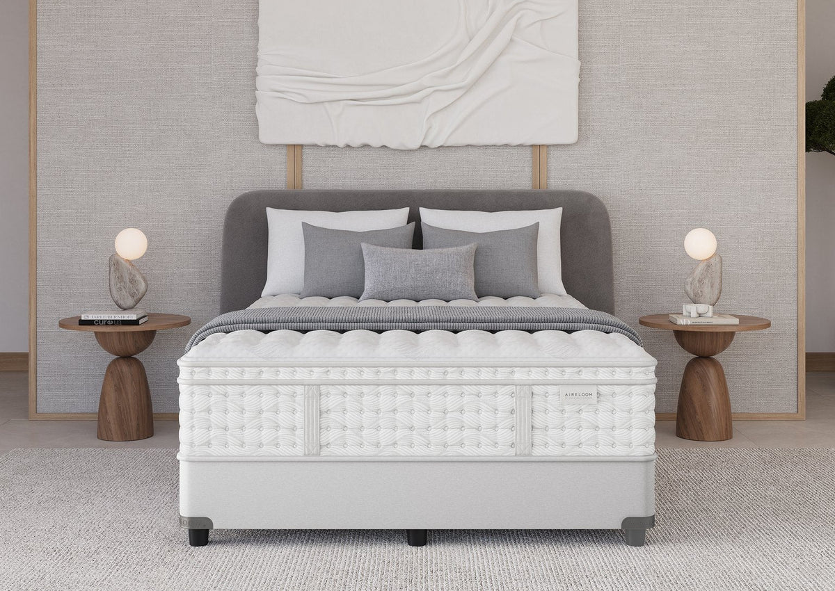Colchão Aireloom Preferred Timeless Odyssey Euro Top Plush sobre uma cama em um quarto