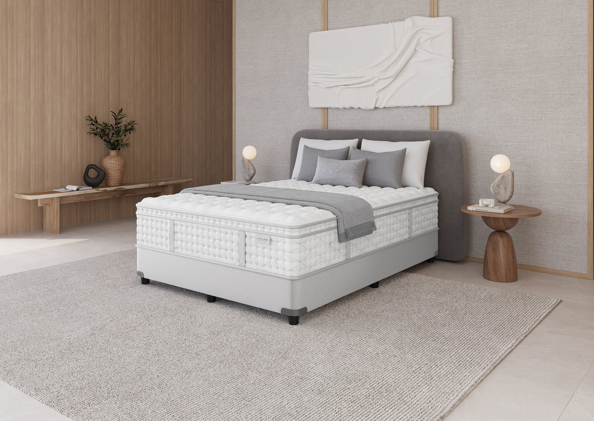 Colchão Aireloom Preferred Timeless Odyssey Euro Top Plush em um quarto, vista lateral