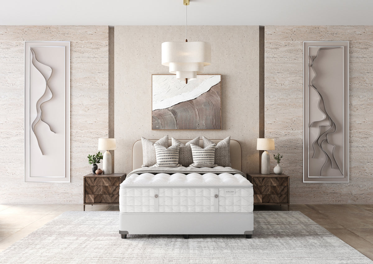 Colchón Aireloom Preferred Timeless Odyssey Luxetop M2+ Plush en un dormitorio, vista frontal