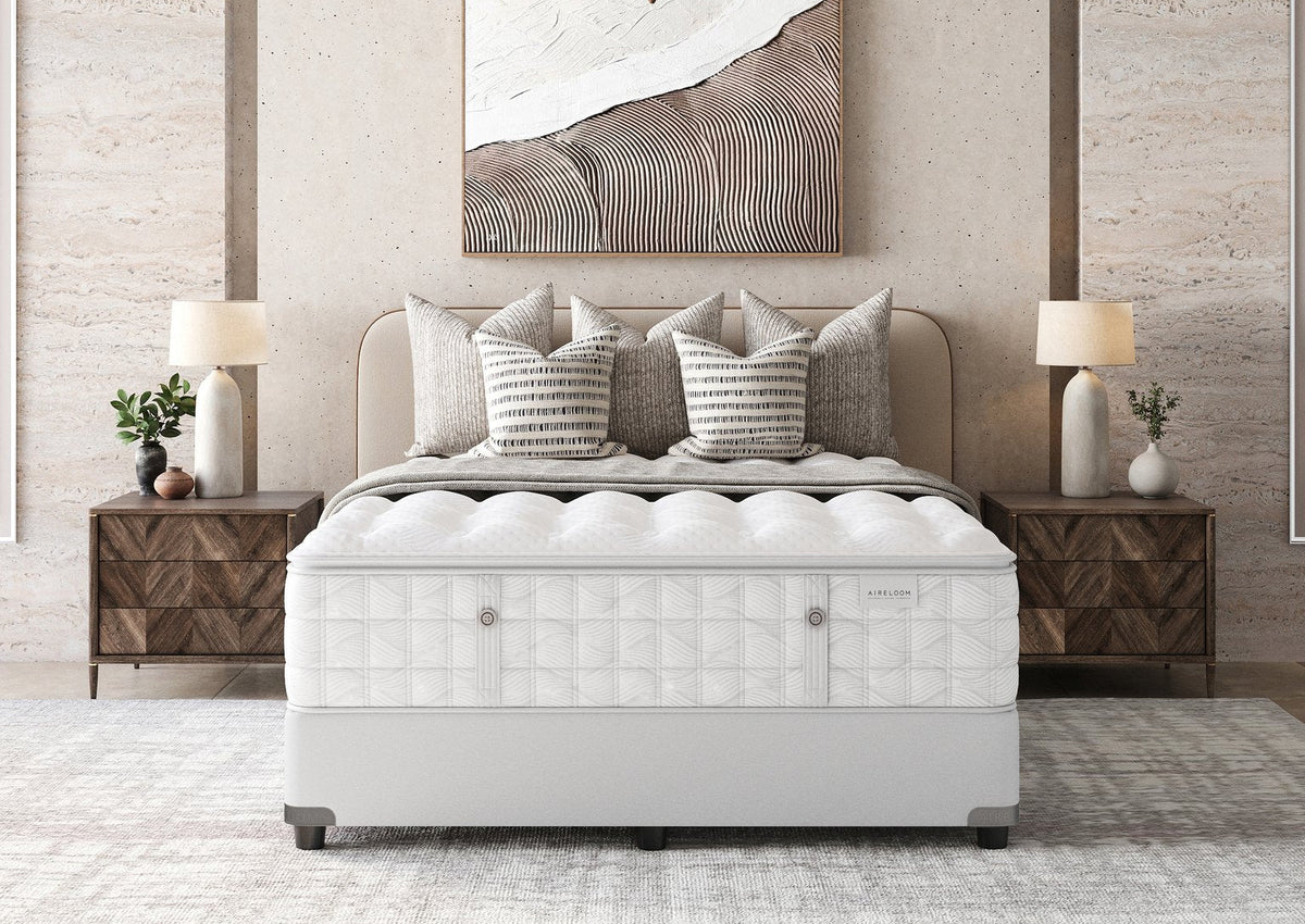 Colchón Aireloom Preferred Timeless Odyssey Luxetop M2+ Plush sobre una cama en un dormitorio