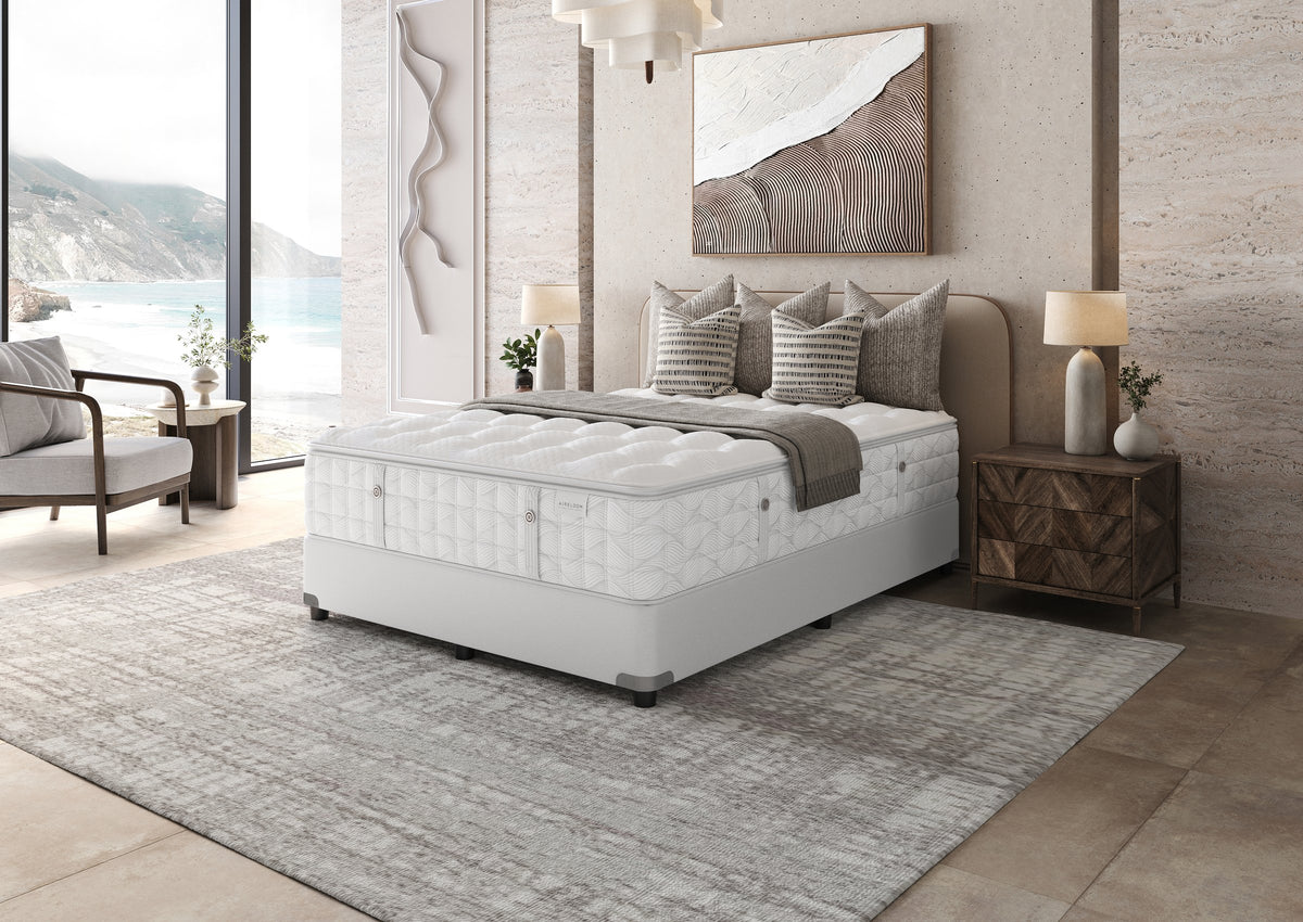Colchón Aireloom Preferred Timeless Odyssey Luxetop M2+ Plush en un dormitorio, vista lateral