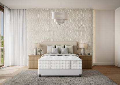 Colchão Aireloom Preferred Timeless Odyssey Streamline Firm em um quarto, vista frontal