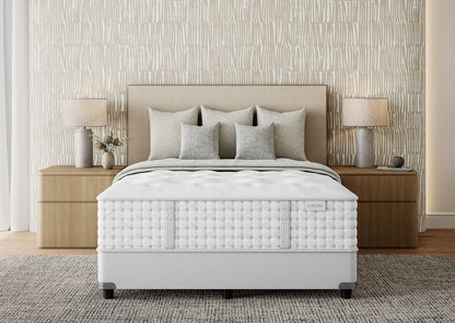 Colchão Aireloom Preferred Timeless Odyssey Streamline Firm sobre uma cama em um quarto