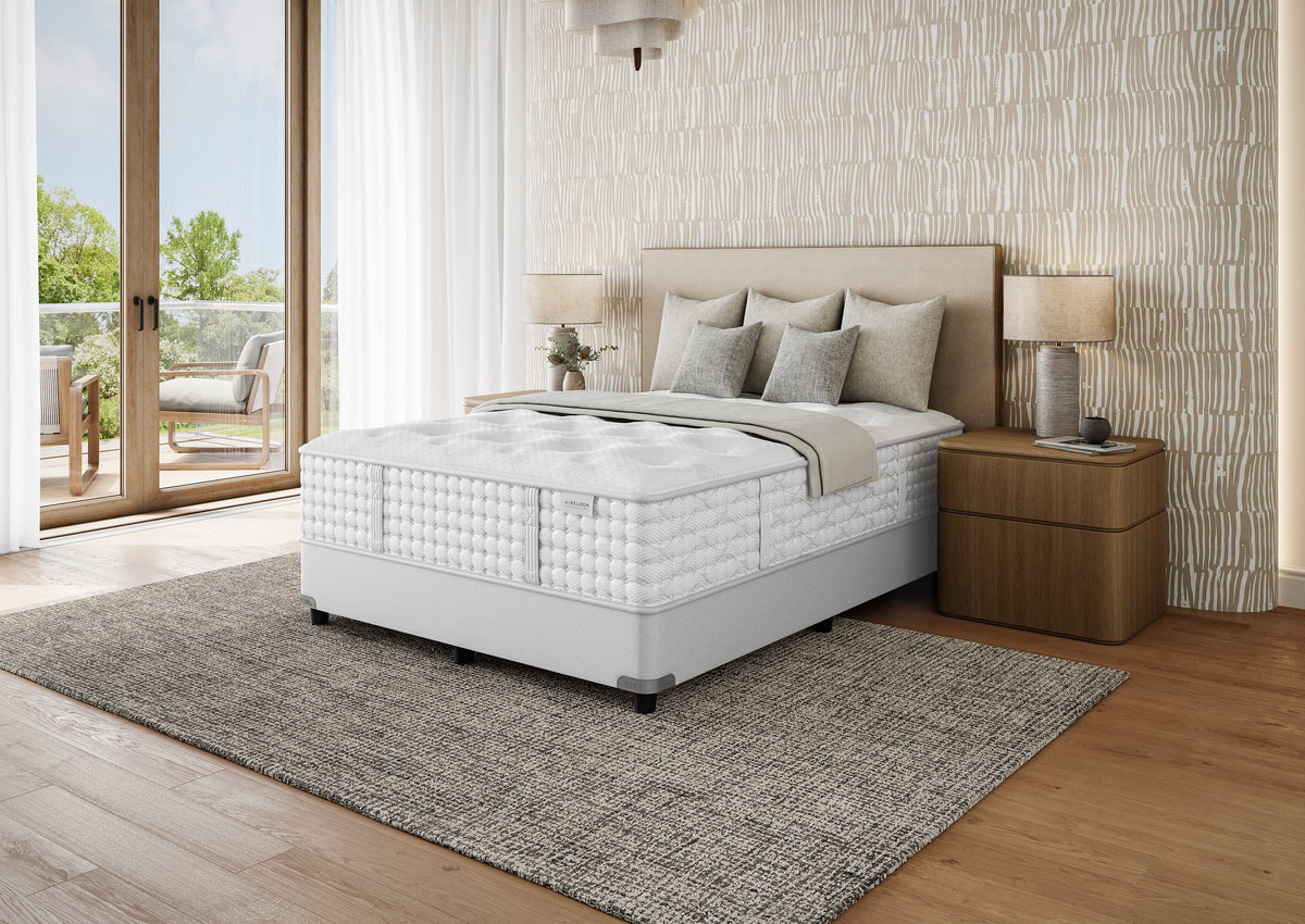 Colchão Aireloom Preferred Timeless Odyssey Streamline Firm em um quarto, vista lateral