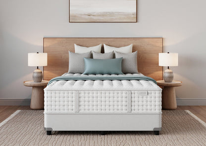Colchão Aireloom Preferred Timeless Odyssey Tight Top Luxury Firm sobre uma cama em um quarto