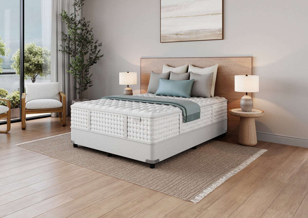 Colchão Aireloom Preferred Timeless Odyssey Tight Top Luxury Firm em um quarto, vista lateral
