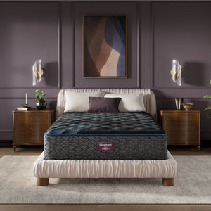 Colchão Beautyrest World Class Level 4 Plush em um quarto