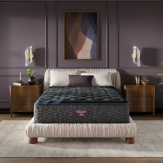 Colchão Beautyrest World Class Level 4 Plush em um quarto