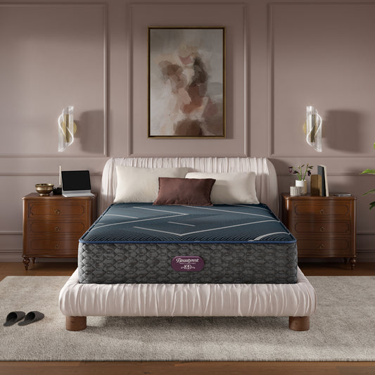 Colchão Beautyrest World Class Hybrid Level 4 Firm em um quarto