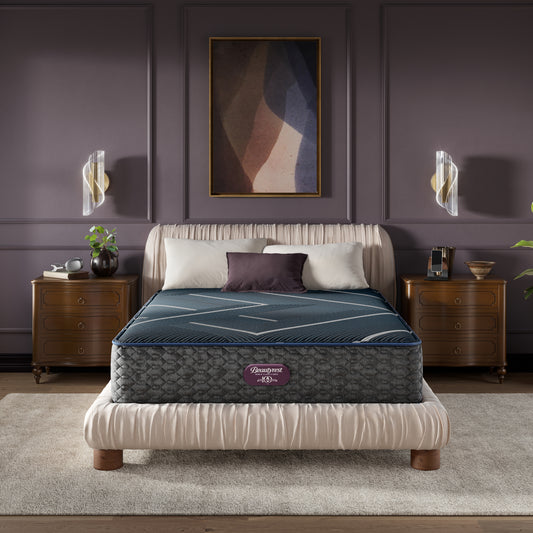Colchão Beautyrest World Class Hybrid Level 4 Plush em um quarto