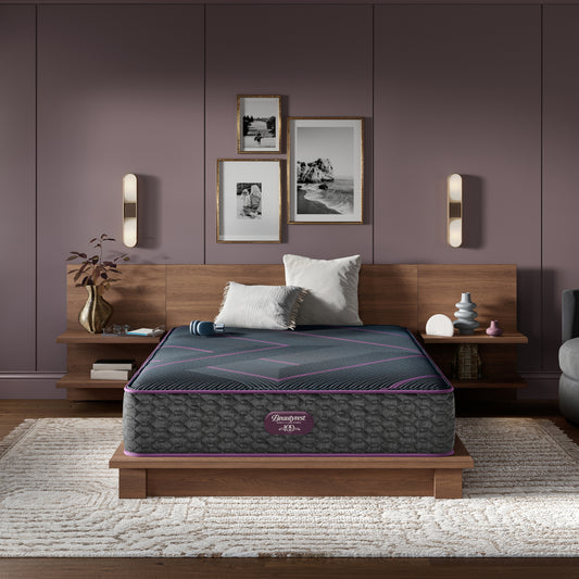Colchão Beautyrest World Class Hybrid Level 3 Firm em um quarto