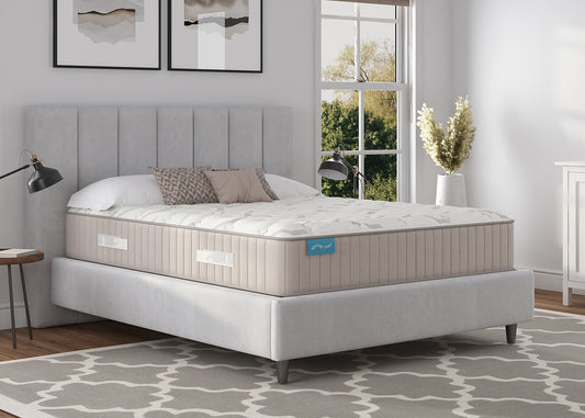 Colchão Sherwood Bedding Approachable Medium Tight Top em um quarto decorado