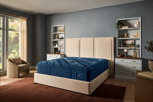 Colchão Stearns & Foster Estate Medium Tight Top II em um quarto decorado, vista de três quartos