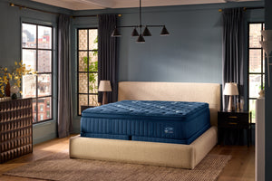 Colchão Stearns & Foster Estate Soft Pillow Top II em um quarto decorado, vista de três quartos