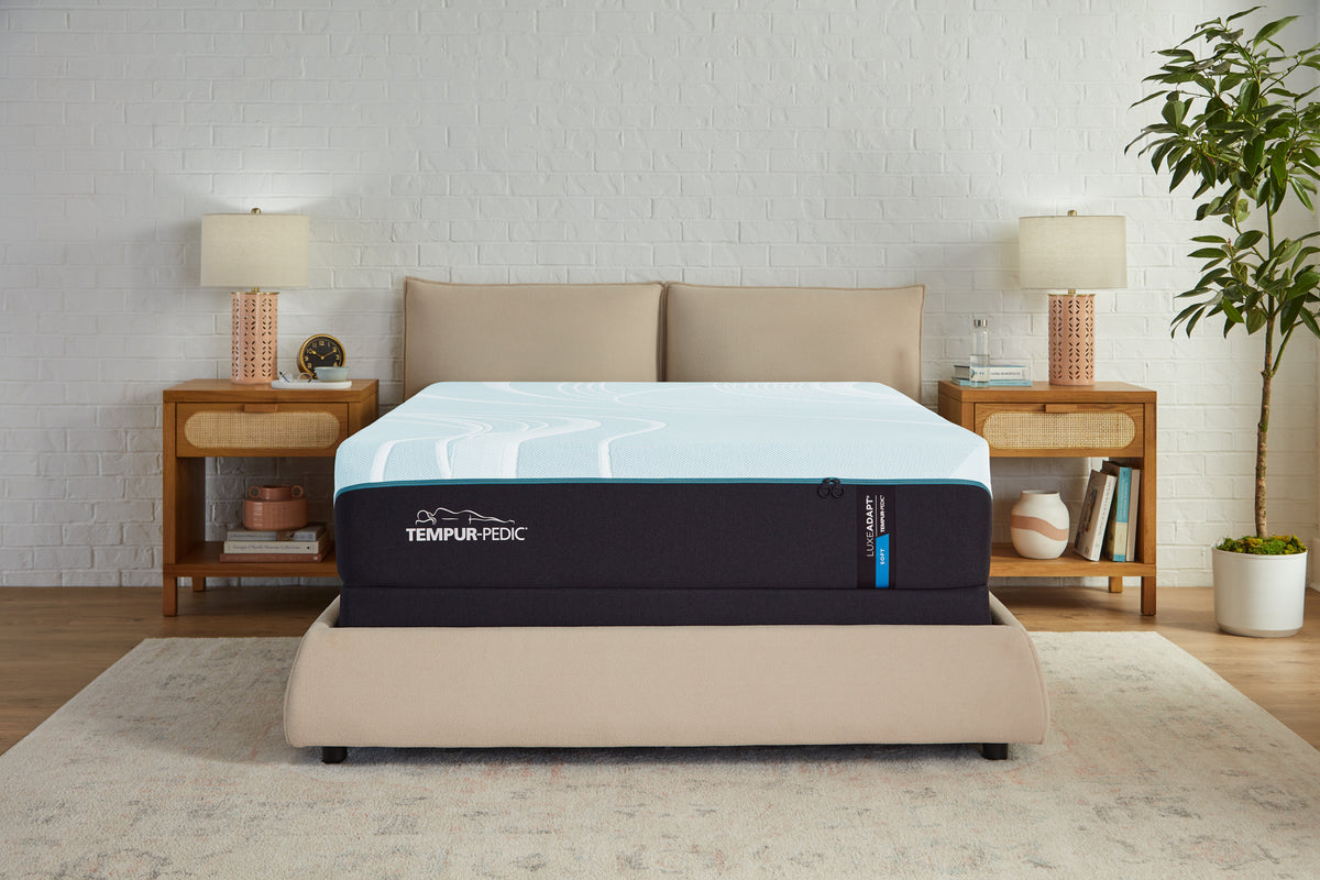 Colchón Tempur-Pedic LuxeAdapt 2.0 Soft en un dormitorio decorado