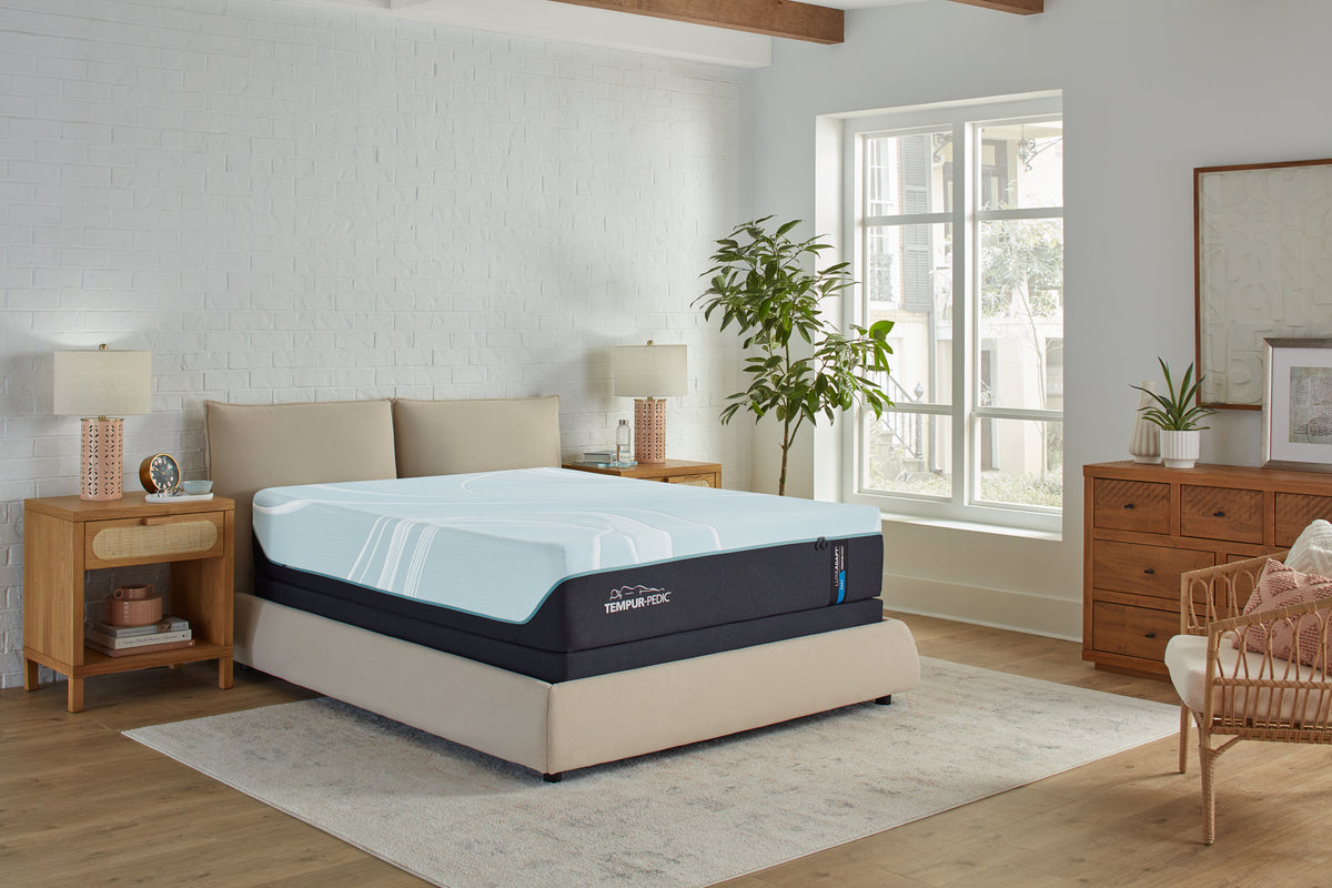 Colchón Tempur-Pedic LuxeAdapt 2.0 Soft en un dormitorio decorado, vista de tres cuartos