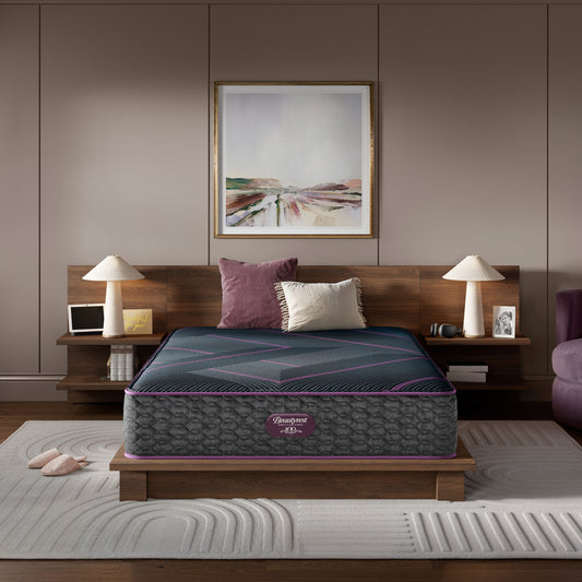 Colchão Beautyrest World Class Hybrid Level 3 Plush em um quarto