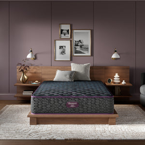 Colchón Beautyrest World Class Level 3 Extra Firm en un dormitorio