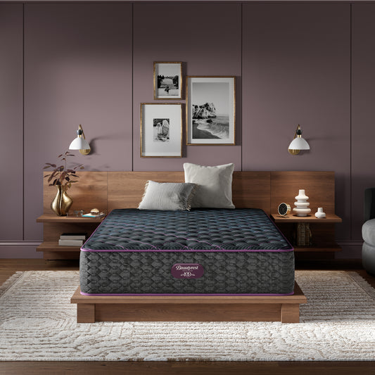 Colchão Beautyrest World Class Level 3 Extra Firm em um quarto