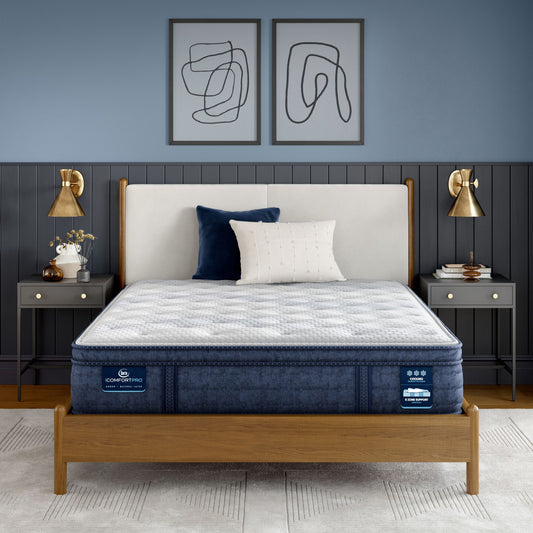 Colchón Serta iComfortPro Dartmouth Plush Pillow Top en un dormitorio